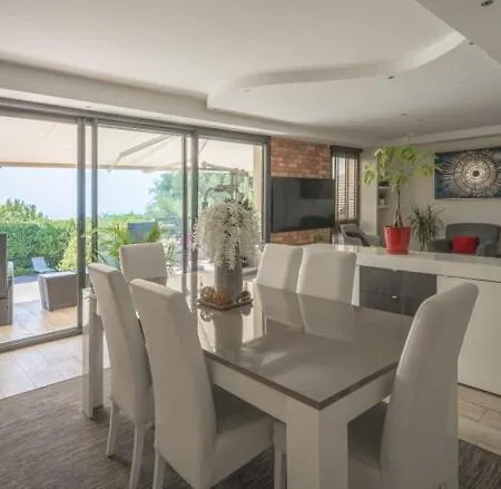 3 Bedrooms With Private Garden And Pool * Nice