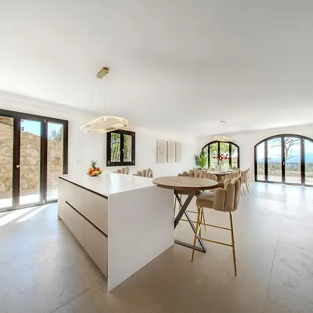Panoramic-view Villa, 5 En-suites, Pool, Sleeps 10 Villa *