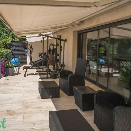 3 Bedrooms With Private Garden And Pool Holiday home Nice