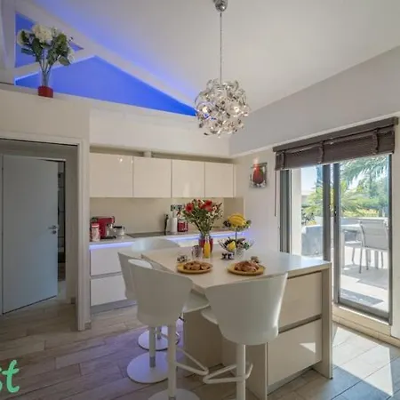 3 Bedrooms With Private Garden And Pool Holiday home