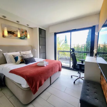 3 Bedrooms With Private Garden And Pool Holiday home *