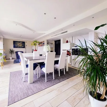 3 Bedrooms With Private Garden And Pool * Nice