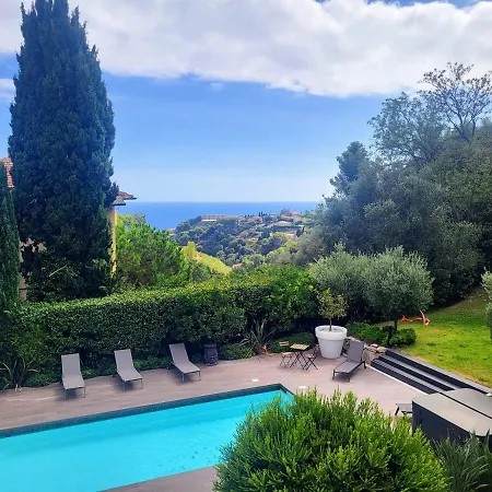 3 Bedrooms With Private Garden And Pool Holiday home *