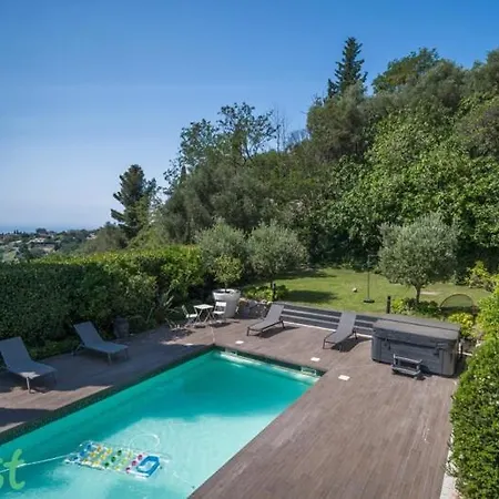 3 Bedrooms With Private Garden And Pool Holiday home *