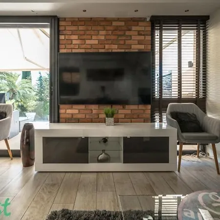 3 Bedrooms With Private Garden And Pool * Nice
