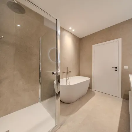 Panoramic-view Villa, 5 En-suites, Pool, Sleeps 10 Nice