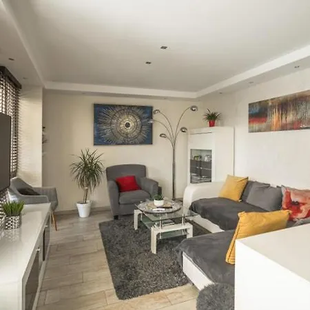 Holiday home 3 Bedrooms With Private Garden And Pool Nice