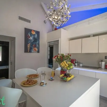 3 Bedrooms With Private Garden And Pool Holiday home *