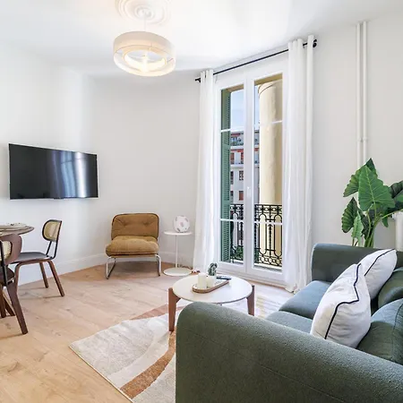 Apartment One-bedroom In Carre D'or, 200m