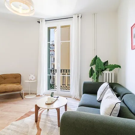 One-bedroom In Carre D'or, 200m *
