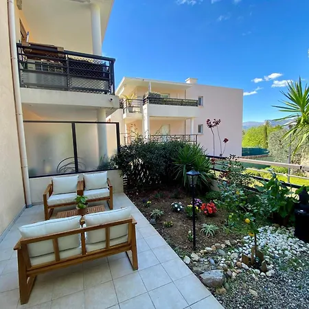 West Ground-floor One Bedroom With Parking, Garden, Pool *