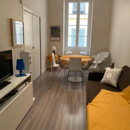 Charming Air-conditioned Apartment-prime Location In Old Apartment Nice