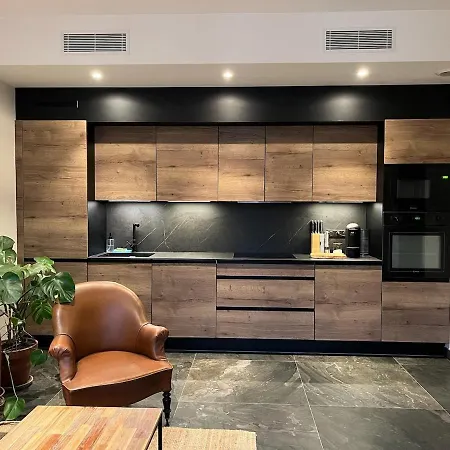 Urban Design 6 People Near Dowtown With Air Conditioning & Netflix * Nice