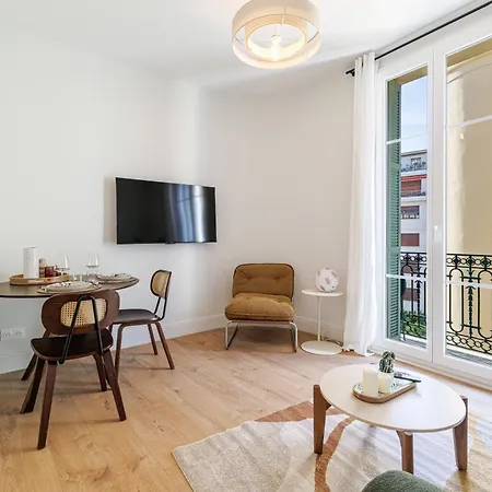 One-bedroom In Carre D'or, 200m Apartment