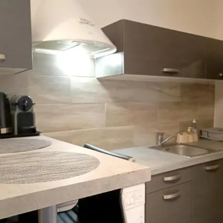Bright And Quiet In Apartment *