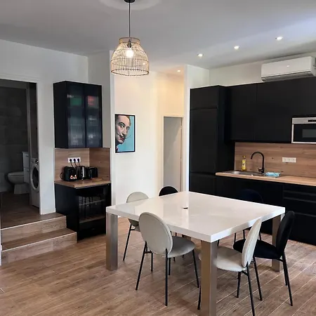 3 Chambres, Piscine Privee Et Parking Apartment