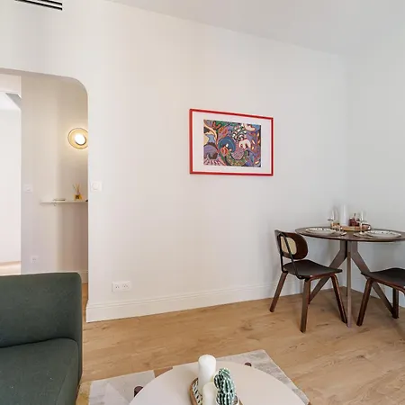 One-bedroom In Carre D'or, 200m *