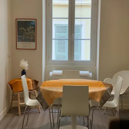Charming Air-conditioned Apartment-prime Location In Old Nice