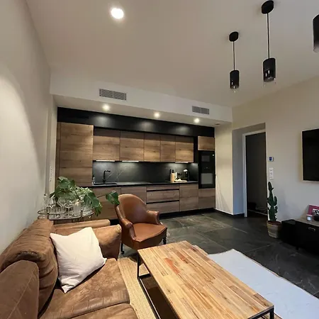 Urban Design 6 People Near Dowtown With Air Conditioning & Netflix Apartment