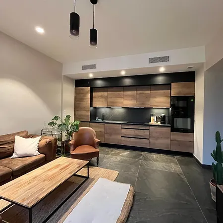 Urban Design 6 People Near Dowtown With Air Conditioning & Netflix Apartment