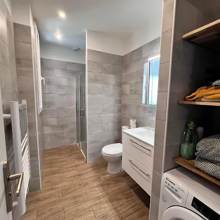 3 Chambres, Piscine Privee Et Parking *