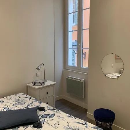 Charming Air-conditioned Apartment-prime Location In Old Apartment Nice