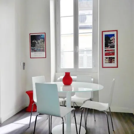 Charming Air-conditioned Apartment-prime Location In Old Apartment