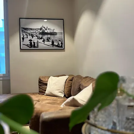 Urban Design 6 People Near Dowtown With Air Conditioning & Netflix Apartment