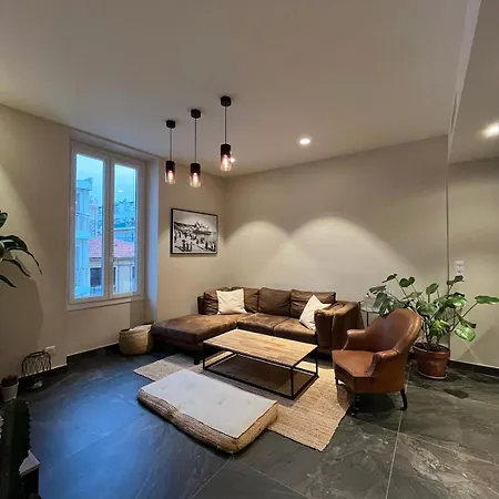 Urban Design 6 People Near Dowtown With Air Conditioning & Netflix