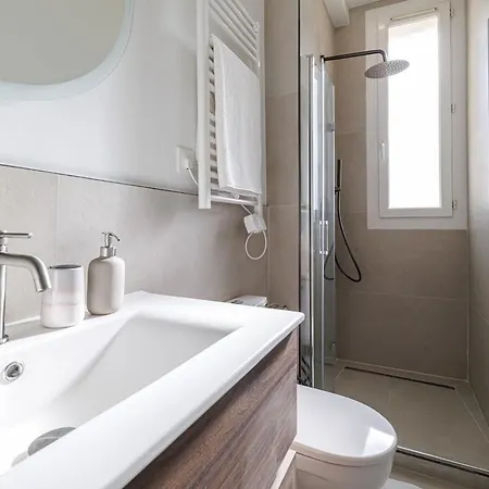 Apartment One-bedroom In Carre D'or, 200m