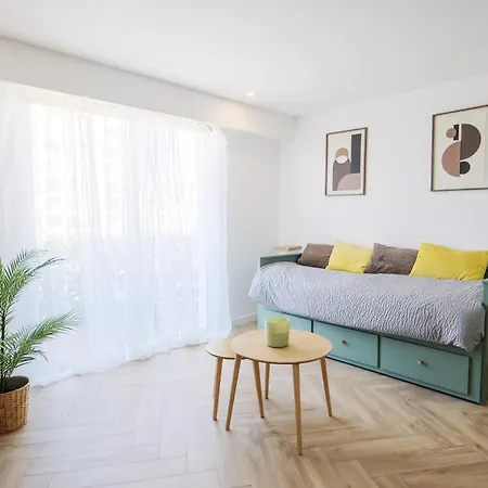 Apartment Perfectly Located Between Sea And Center Nice