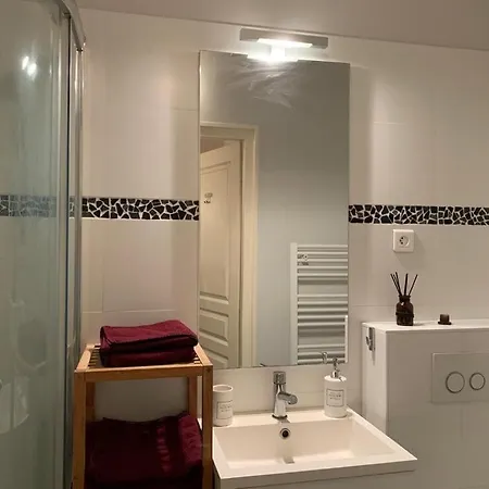 Charming Air-conditioned Apartment-prime Location In Old Apartment