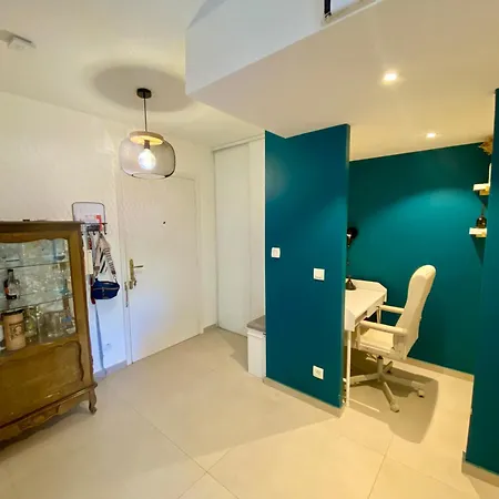 West Ground-floor One Bedroom With Parking, Garden, Pool *