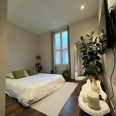 Urban Design 6 People Near Dowtown With Air Conditioning & Netflix