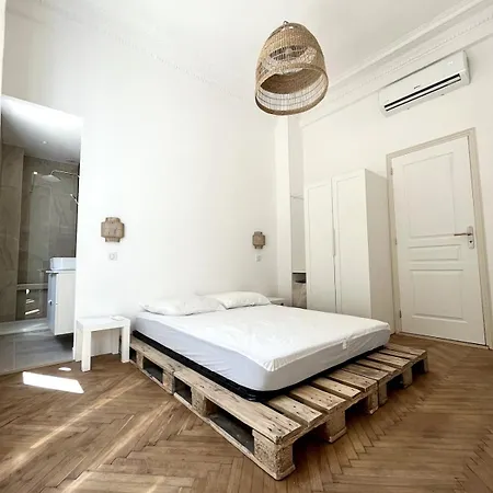 Urban Charm 6 People Near Dowtown With Air Conditioning & Netflix