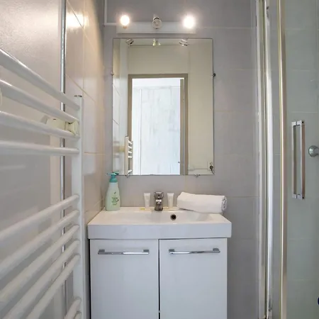 Air-conditioned Near The Train Station Apartment *