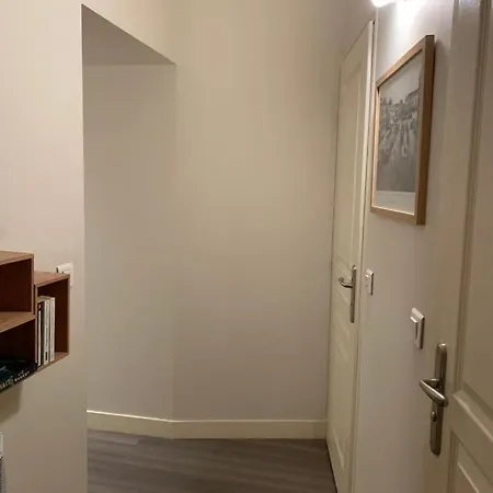 Charming Air-conditioned Apartment-prime Location In Old Apartment