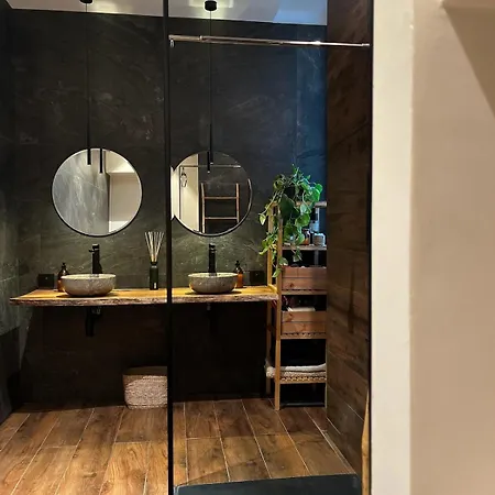 Urban Design 6 People Near Dowtown With Air Conditioning & Netflix Nice