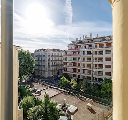 One-bedroom In Carre D'or, 200m * Nice