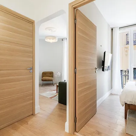 One-bedroom In Carre D'or, 200m Apartment