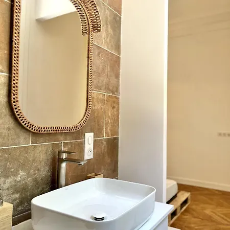 Urban Charm 6 People Near Dowtown With Air Conditioning & Netflix