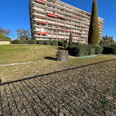 In A Luxury Community Apartment Nice