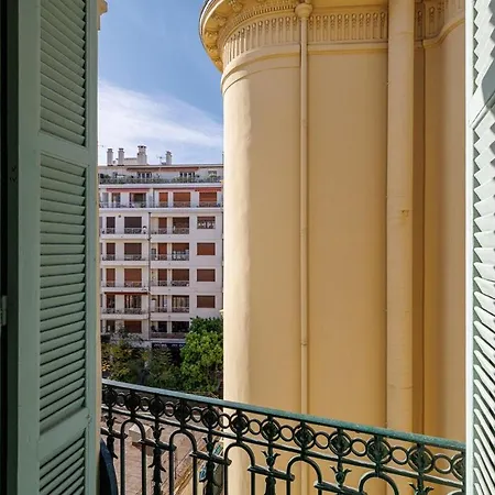 One-bedroom In Carre D'or, 200m Nice