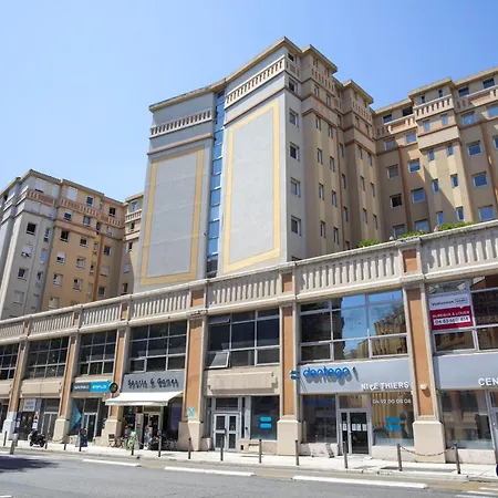 Air-conditioned Near The Train Station Apartment