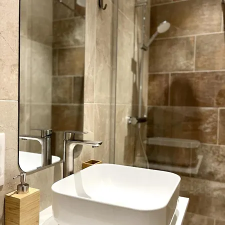 Urban Charm 6 People Near Dowtown With Air Conditioning & Netflix Apartment *