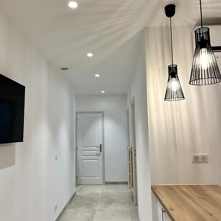 Urban Charm 6 People Near Dowtown With Air Conditioning & Netflix Apartment