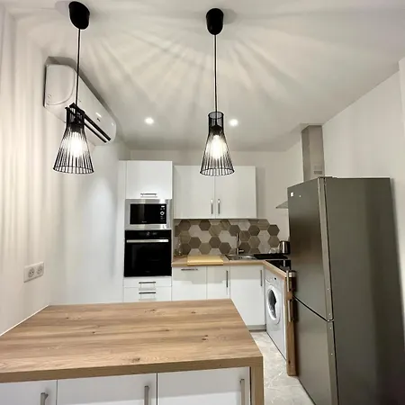 Urban Charm 6 People Near Dowtown With Air Conditioning & Netflix