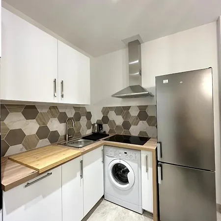 Urban Charm 6 People Near Dowtown With Air Conditioning & Netflix Apartment