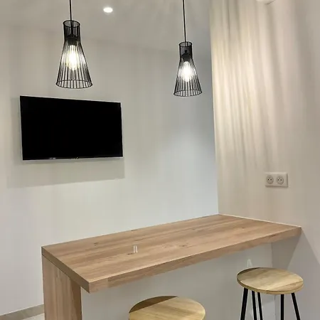 Urban Charm 6 People Near Dowtown With Air Conditioning & Netflix Nice