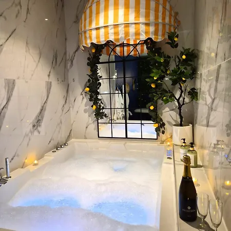 Ciao Bella Wellness - Luxury Jacuzzi, Massage Table & Ac In *